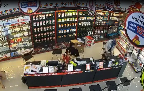 Thanh niên ngang nhiên cầm hung khí vào cửa hàng tấn công nhân viên, cướp tài sản