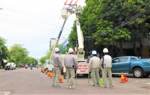 Giải pháp chống nắng hiệu quả của công nhân sửa chữa điện nóng PC Khánh Hòa