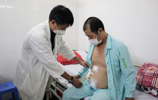 Hơn 15 ngày sau tai nạn giao thông, bụng người đàn ông to như cái trống