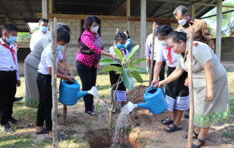 Ủy ban MTTQ Việt Nam TPHCM tặng cây bàng vuông cho trường mẫu giáo tại Viêng Chăn