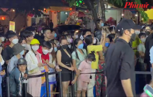 Khán giả "chiếm" vỉa hè trong buổi ra mắt phim của Thu Trang - Tiến Luật