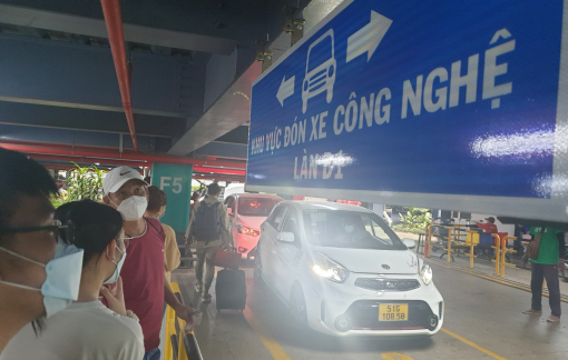 Xe công nghệ không được đón khách trên tầng nhà xe sân bay Tân Sơn Nhất