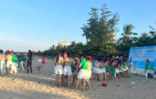 Đại diện công ty có nhân viên cởi áo chơi team building xin lỗi du khách
