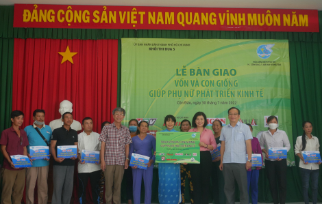 Khối thi đua 5 thăm gia đình cựu tù chính trị, trao vốn cho phụ nữ, học bổng cho trẻ mồ côi