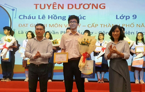 EVNHCMC trao 61 suất học bổng Nguyễn Đức Cảnh cho con em người lao động