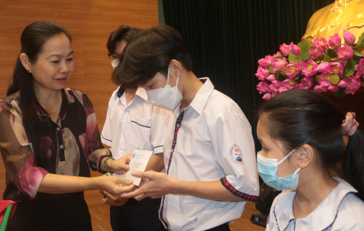 Ngày hội trẻ em, các em nhỏ được vui chơi, nhận quà và học bổng