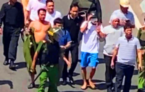 "Sau khi cướp vàng kẻ cướp hô to tặng vàng cho người nghèo"