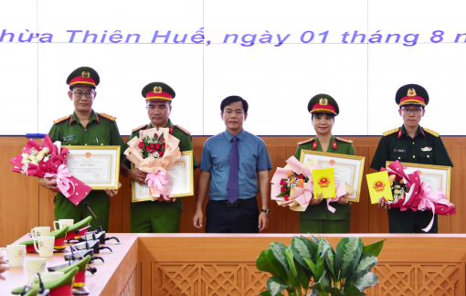 Khen thưởng đột xuất các lực lượng vây bắt đối tượng nổ súng cướp tiệm vàng tại Huế