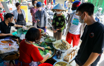 Hàng xôi bọc lá sen đậm vị Bắc ở Sài Gòn, mỗi ngày chỉ bán 3 tiếng đã hết sạch