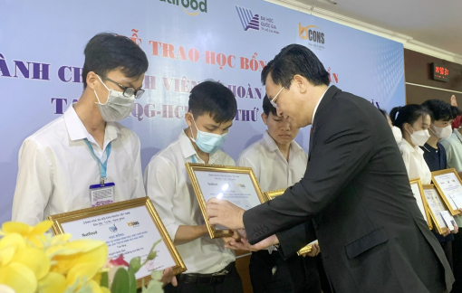 Đại học Quốc gia TPHCM trao 1,7 tỷ đồng học bổng cho sinh viên
