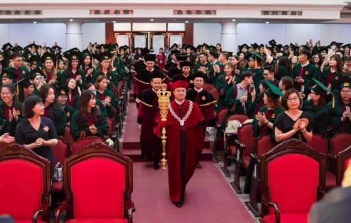 Hiệu trưởng mặc áo nhung, cầm quyền trượng thì có gì phải ồn ào?