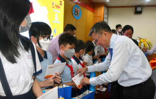 3.000 suất học bổng khuyến học cho học sinh nghèo TPHCM