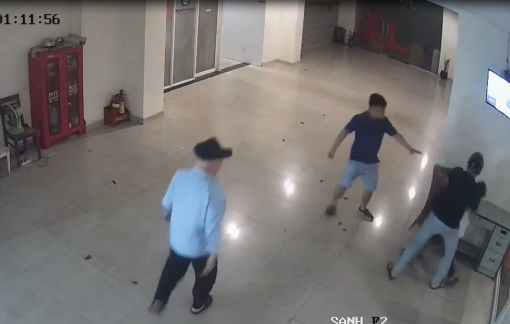 Con trai ca sĩ Chế Linh bị đánh hội đồng ở chung cư Mỹ Đức