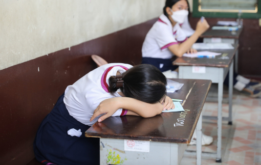 Để học sinh ngủ quên trong phòng thi: Giám thị cứng nhắc đến vô cảm!