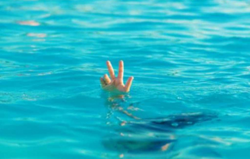 Ra ruộng lúa sau nhà chơi, 2 cháu bé bị đuối nước thương tâm