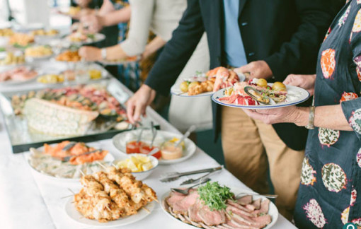 Dự tiệc buffet phải tế nhị và lịch thiệp