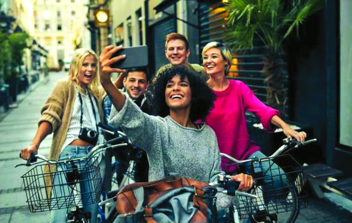 Gen Z và cơn sốt “ảnh tự sướng” góc rộng