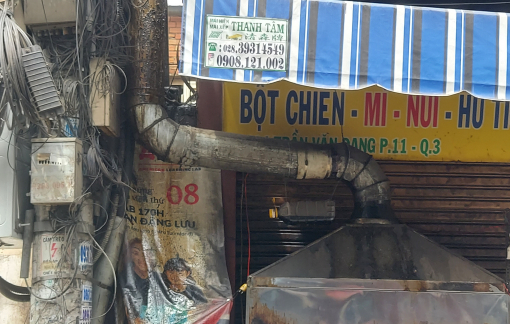 Ngang nhiên mắc ống khói trên… trụ điện