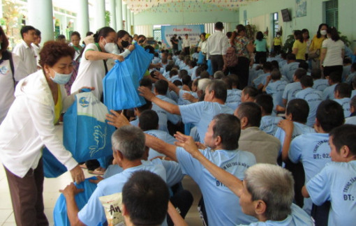 Thương nhân mang niềm vui cho người già, người lang thang cơ nhỡ