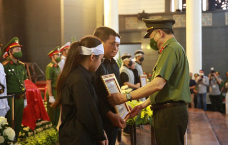 Đại tướng Tô Lâm trao Bằng Tổ quốc ghi công cho đại diện gia đình 3 liệt sĩ