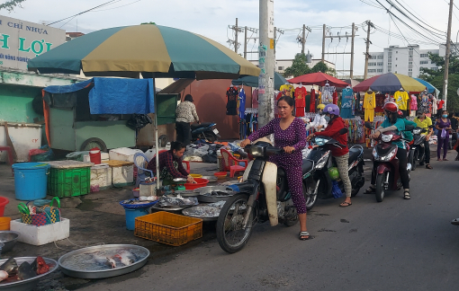 Đường liên quận kẹt xe liên miên vì chợ tự phát