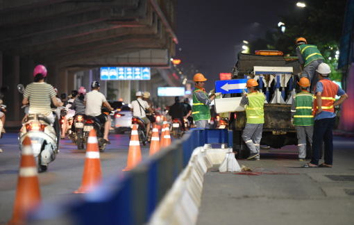 Hà Nội: Xuyên đêm lắp rào cứng tách riêng ôtô, xe máy trên đường Nguyễn Trãi