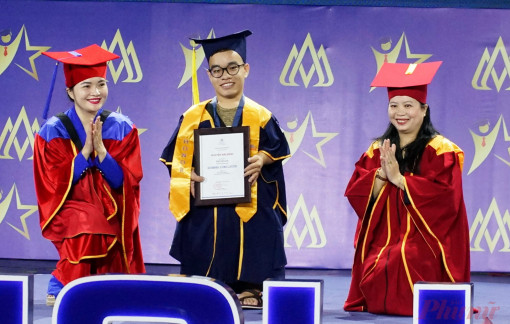 Bài học từ cái quỳ của hiệu trưởng trao bằng tốt nghiệp cho nam sinh viên