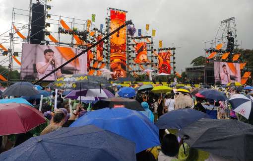 Bất chấp mưa gió, nghệ sĩ và khán giả thăng hoa trong "bữa tiệc âm nhạc"  lớn nhất mùa hè