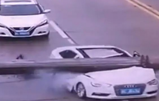 Người đàn ông thoát chết thần kỳ khi bị cột điện rơi trúng