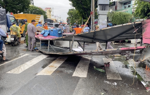 Sập cổng chào Công viên văn hoá Đầm Sen