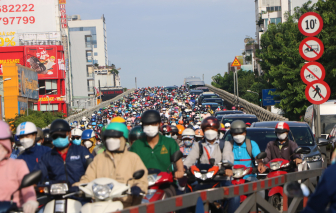 Cửa ngõ vào sân bay Tân Sơn Nhất kẹt cứng, hàng ngàn phương tiện chen chúc