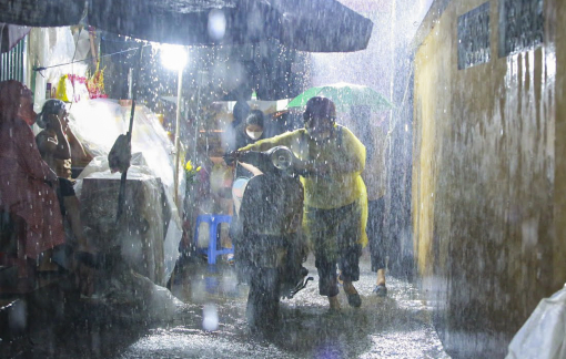 Hà Nội: Người dân "đội mưa" đến chùa Phúc Khánh hành lễ, vái vọng