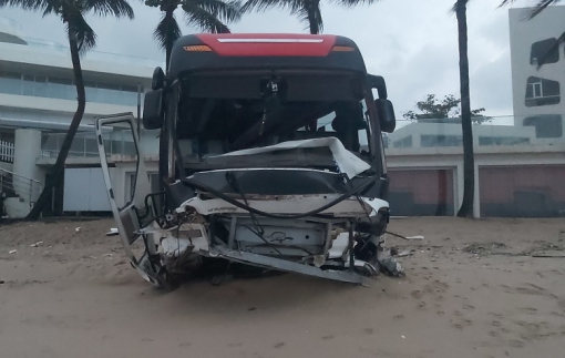 Clip: Xe khách tông vào rào chắn, suýt lao xuống biển