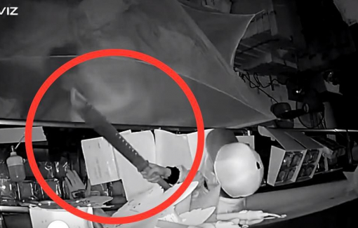 Thanh niên vác đao đi cướp... bánh trung thu