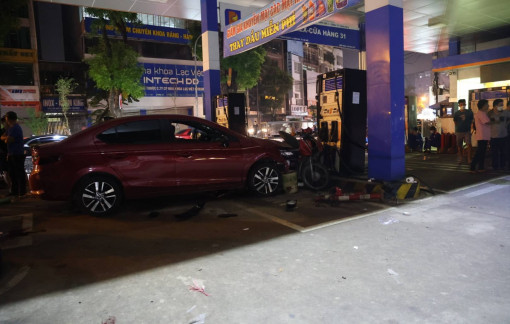 Tài xế nghi say rượu tông nhiều người bị thương tại cây xăng ở Hà Nội