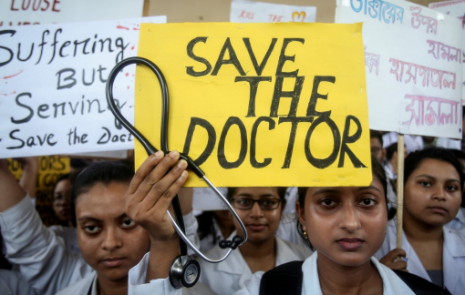 "Báo động đỏ" nạn bạo hành nhân viên y tế ở Ấn Độ