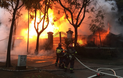 Cháy biệt thự ở Hà Nội, 1 cảnh sát PCCC bị thương nhẹ