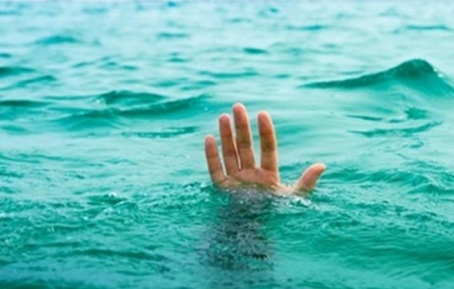 Hai anh em ruột tử vong thương tâm dưới ao nước gần nhà