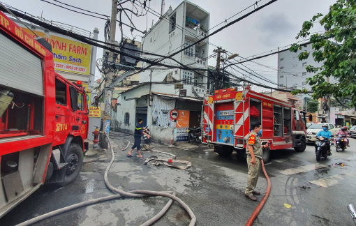 Cháy nhà cho thuê ở TPHCM, 3 người bị mắc kẹt được cảnh sát giải cứu