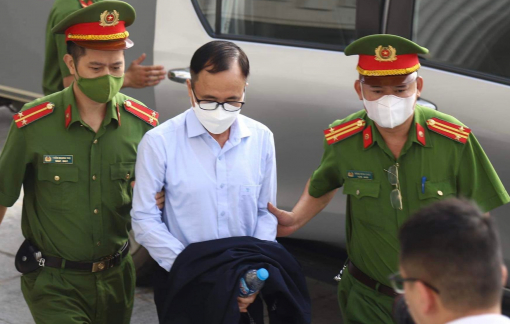 Cựu Bí thư tỉnh Bình Dương hầu tòa trong đại án sai phạm “đất vàng”