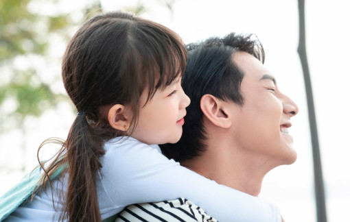 Bực bội khi con riêng của chồng nhắn tin xin tiền và những món xa xỉ