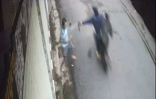 Táo tợn 2 thanh niên trộm chó, xịt hơi cay vào người dân lúc rạng sáng
