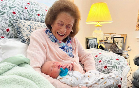 Cụ bà 99 tuổi vui mừng chào đón cháu cố thứ 100