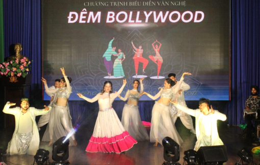 Nghệ sĩ Ấn Độ biểu diễn những điệu nhảy cuồng nhiệt trong "Đêm Bollywood"