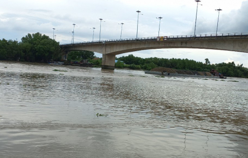 Người phụ nữ ôm con 3 tuổi nhảy kênh tự tử