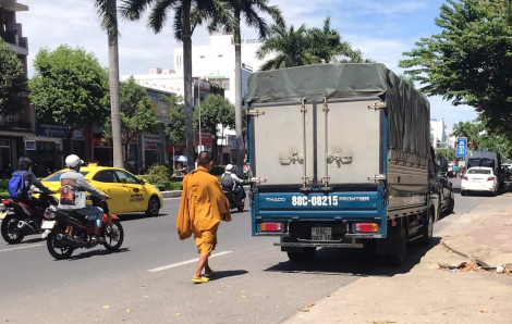 Thanh niên giả sư đi khất thực, thu về hàng chục triệu đồng