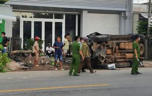 Xe ô tô 7 chỗ lao vào nhà dân làm 1 người tử vong