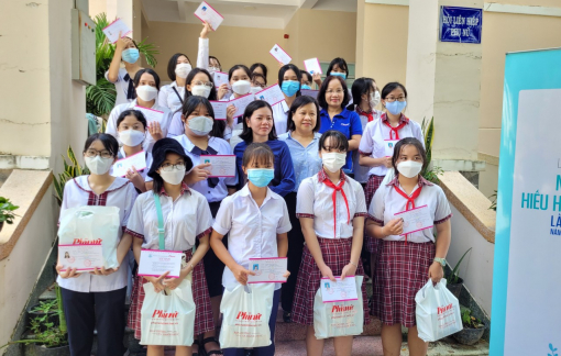 Món quà đầu năm học của Báo Phụ Nữ đến với nữ sinh hiếu học vượt khó huyện Cần Giờ