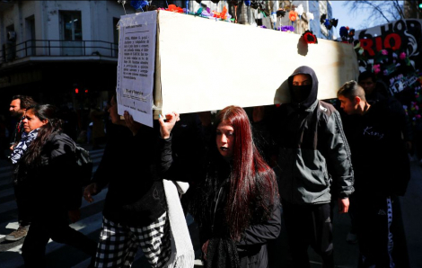 Công nhân Argentina tổ chức "tang lễ" để đòi tăng lương