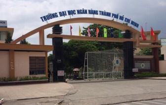 truong-dai-hoc-ngan-hang-tphcm-cong-_903